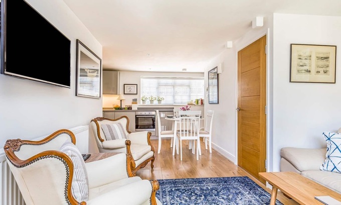 Funtington Casa | Pass the Keys | Charming Cottage with Garden