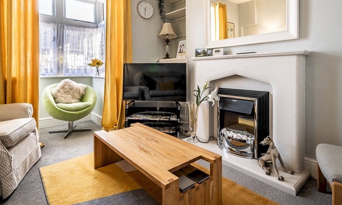 Exeter Casa | Pass the Keys | Charming character lodge in cemetery grounds
