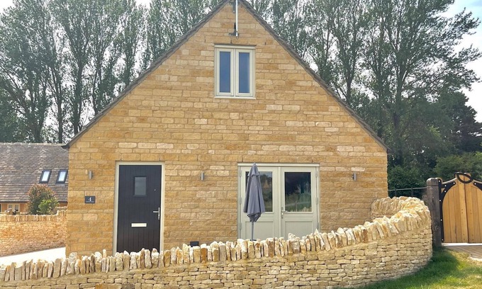 Chipping Campden Casa | Pass the Keys | Chestnut Cottage | parking | stunning views