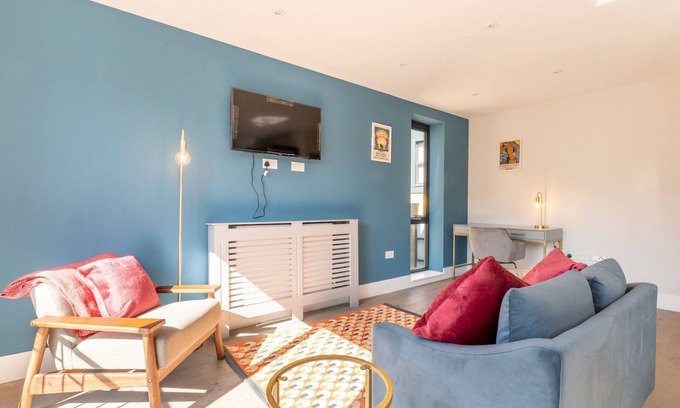 St. Mark's Apartamento | Pass the Keys | Chic Retreat Surbiton London, 1 minute to station