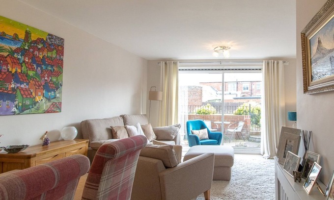 Cullercoats Casa | Pass the Keys | Cosy Seaside Home with Free Parking