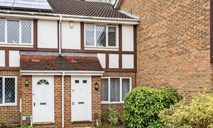 Walton-on-Thames Casa | Pass the Keys Cosy 2BR Home in Walton