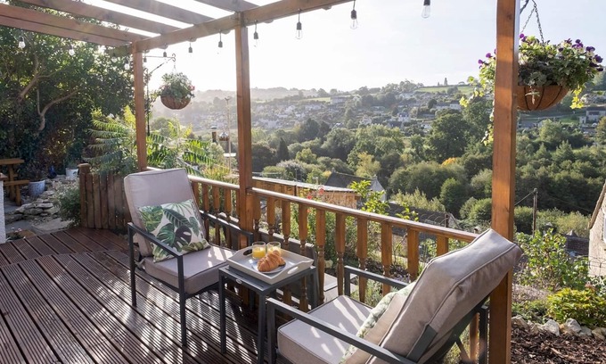 Nailsworth Casa | Pass the Keys | Cosy Cotswold cottage with stunning views