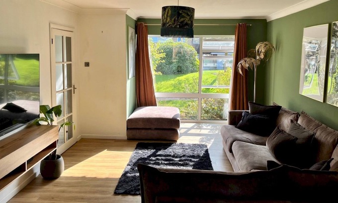 Hatfield Casa | Pass the Keys | Cosy Family Home in Hatfield with Parking Sleeps 5