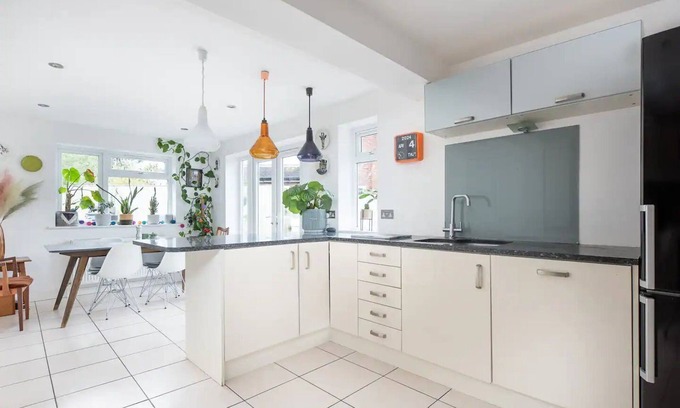 Marlow Casa | Pass the Keys | Cosy Family Home with Parking