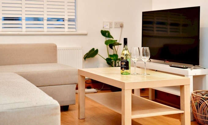 Splott Casa | Pass the Keys | Cosy Spacious Two Bedroom Home with Parking