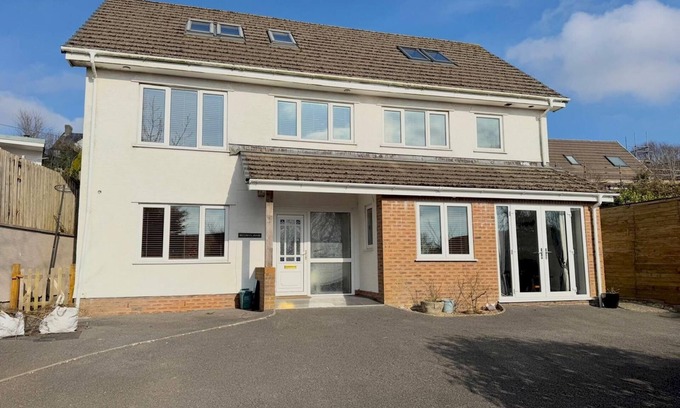 Reynoldston Casa | Pass the Keys | Countryside Retreat in Reynoldston Gower,Sleeps 10