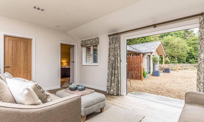 Funtington Casa | Pass the Keys | Delightful 2Bed Lodge in Downland Village