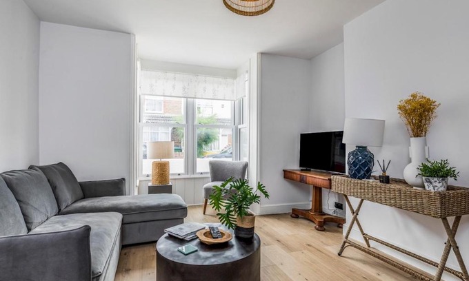 Felpham Casa | Pass the Keys Delightful 2 Bed House a Stones Throw From Beach