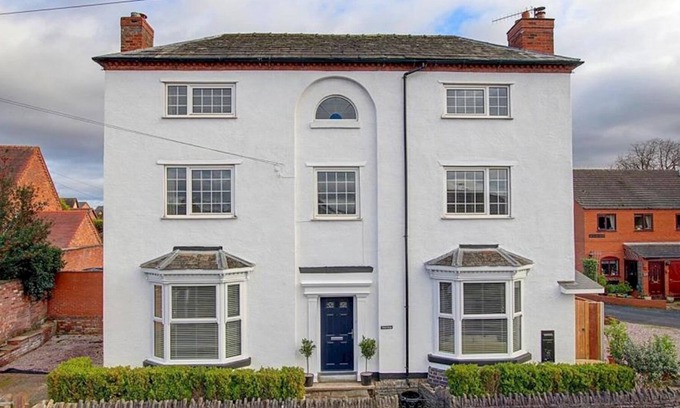 Ombersley Casa | Pass the Keys | Elegant Georgian Home in Picture Perfect Village