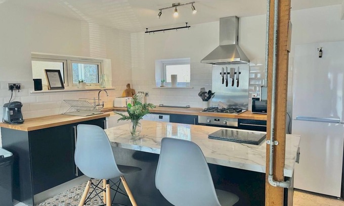 Crynant Casa | Pass the Keys | Family home walking distance to beach/Pet friendly