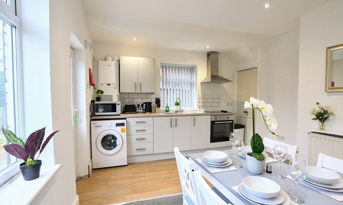 Failsworth Casa | Pass the Keys | Free Parking House Close To Shops & Restaurants