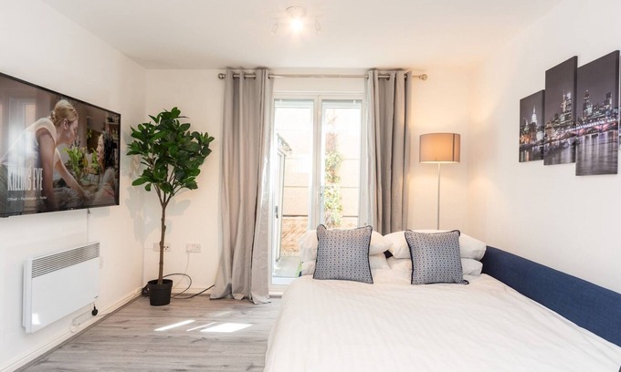 Abbey Wood Apartamento | Pass the Keys | Fresh and Stylish Central Flat With Parking and Garden