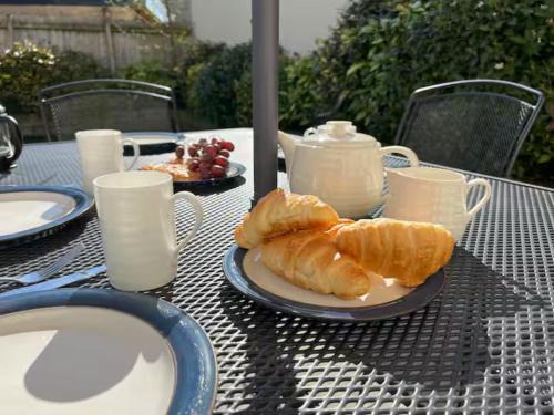 Chinley Casa | Pass the Keys Peak District Haven - 7 Guests, Welcoming Dogs and EV