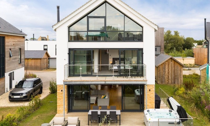 Cirencester Casa | Pass the Keys | Minety Lake lodge | hot tub | games room