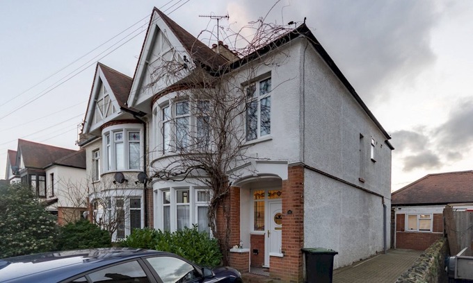 Southend-on-Sea Casa | Pass the Keys |Large 4 bedroom house near Southend
