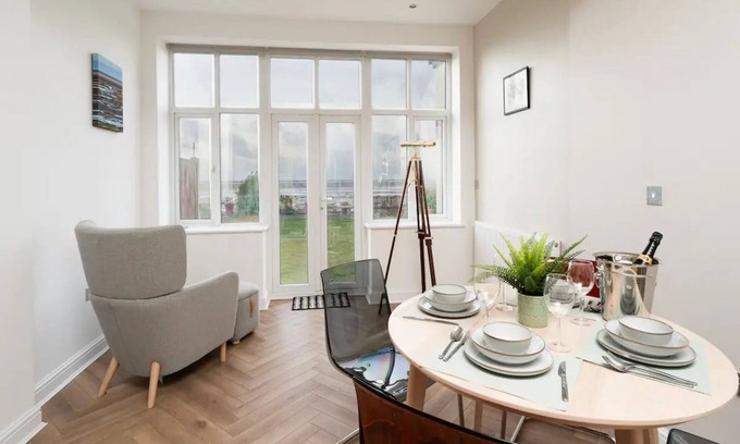 Hoylake Apartamento | Pass the Keys | Golfers Haven 2 BD Flat on Hoylake Beach Parking
