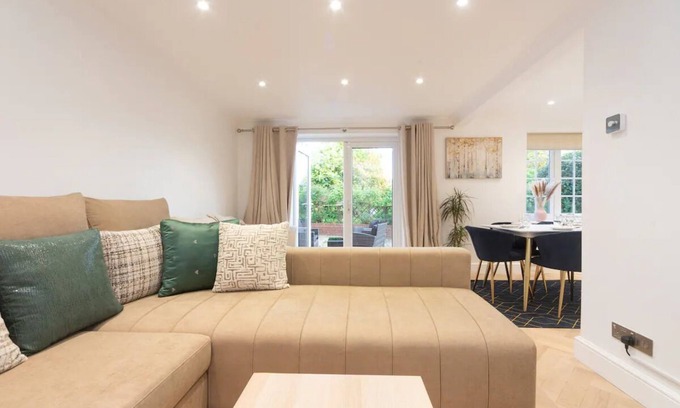 Sidcup Casa | Pass the Keys | Gorgeous 4 BR House Near Station, mins to London