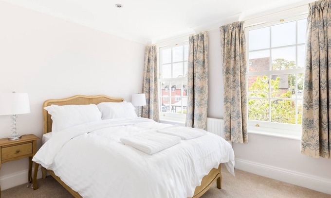 Warwick Casa | Pass the Keys | Gorgeous 3 Bed Cottage, Peaceful Village & Parking