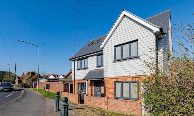 Hawkwell Casa | Pass the Keys | Hawkwell Retreat 5 Bedroom home | Hockley