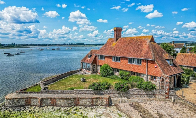 Bosham Casa | Pass the Keys | Historic Waterfront Home in Bosham