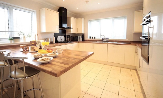 Pentraeth Casa | Pass the Keys | Home With Hot Tub Close to Beach