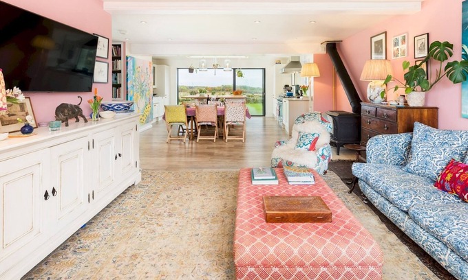 Cold Aston Casa | Pass the Keys | Idyllic family home | Stunning views | Garden