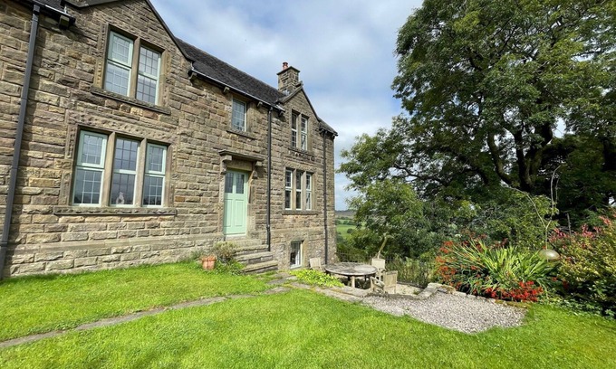 Longnor Casa | Pass the Keys | Idyllic Historical Country Retreat for 6 & Pets