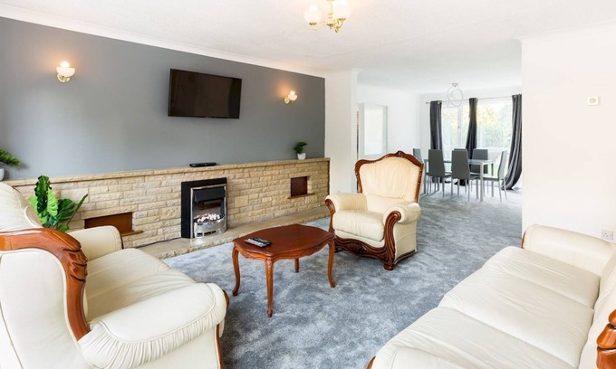 Barford Casa | Pass the Keys | Large 4 Bed House near Warwick with Parking