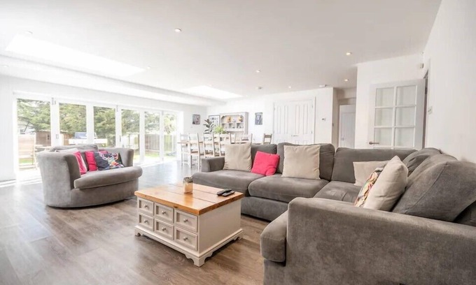Chelmsford Casa | Pass the Keys | Large and spacious House in Chelmsford!