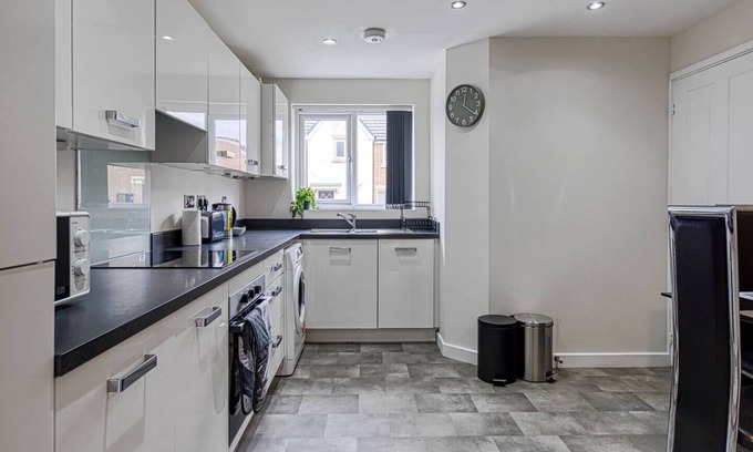 Birch Casa | Pass the Keys | Large Townhouse *Free parking and office*