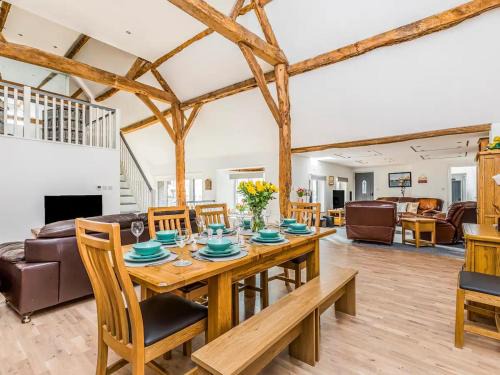 Funtington Casa | Pass the Keys Large Thatched Barn near Bosham