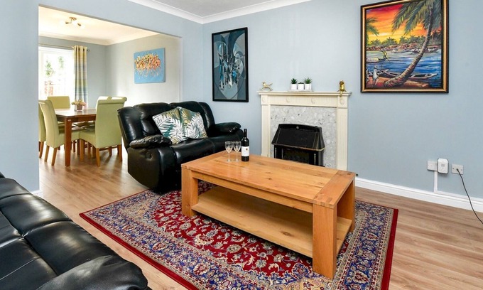 Ely Casa | Pass the Keys | Lovely 3 Bed House with Parking