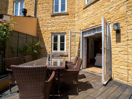 Cheltenham Casa | Pass the Keys Lovely 4 bedroom family home with garden parking