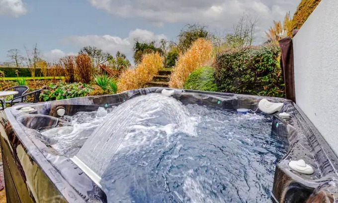 Munslow Casa | Pass the Keys | Malt House With Hot Tub Stunning Tudor Cottage