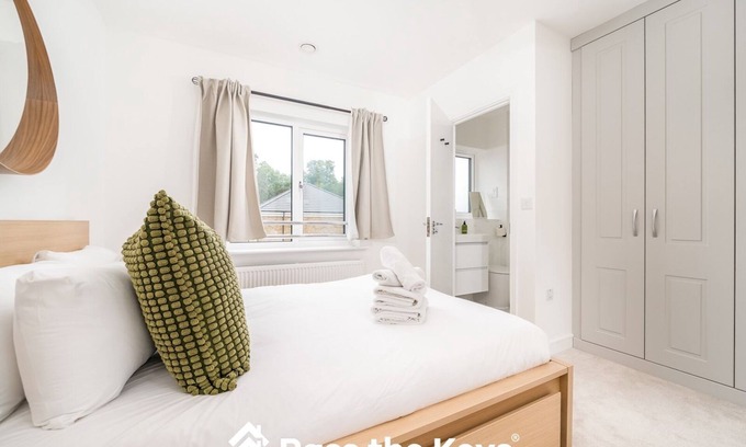 Ascot Casa | Pass the Keys | Modern Townhouse with Garden and Parking in Ascot