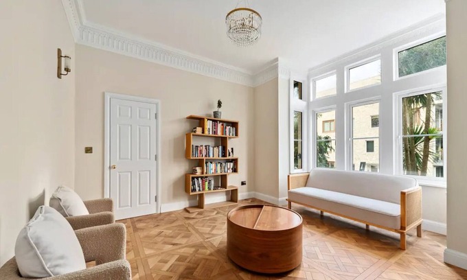 Knight's Hill Casa | Pass the Keys | Modern and luxury London house