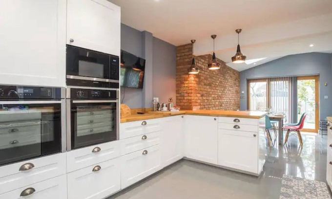 Camberley Casa | Pass the Keys | Modern 3-Bedroom House in Camberley w/Parking
