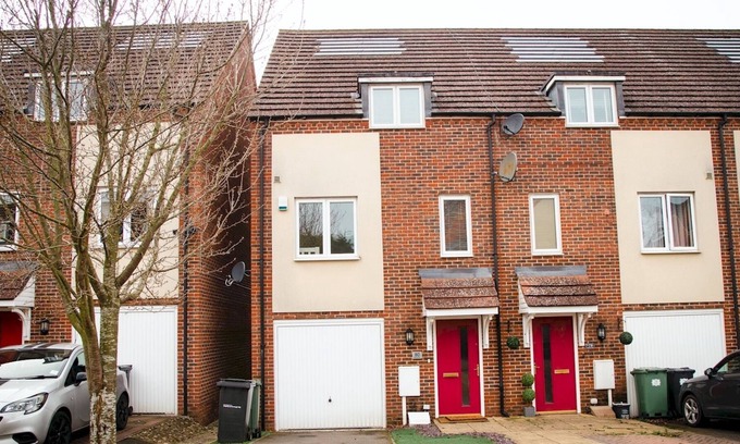 Maidstone Casa | Pass the Keys | Modern and Luxurious House for 5