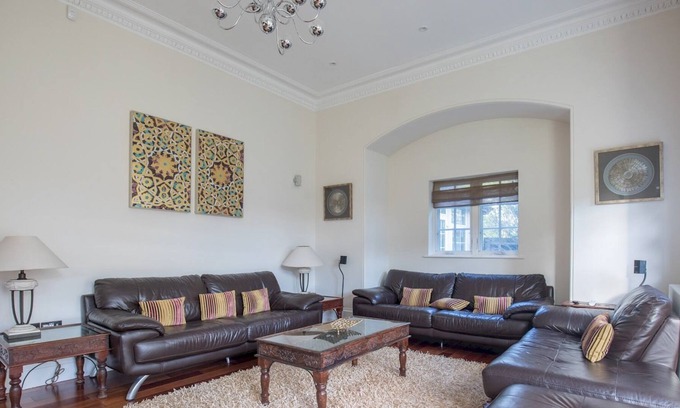 Langley Marish Casa | Pass the Keys | Outstanding 6 bedroom mansion