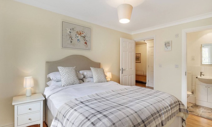 Five Oak Green Apartamento | Pass the Keys | Perfectly located spacious flat