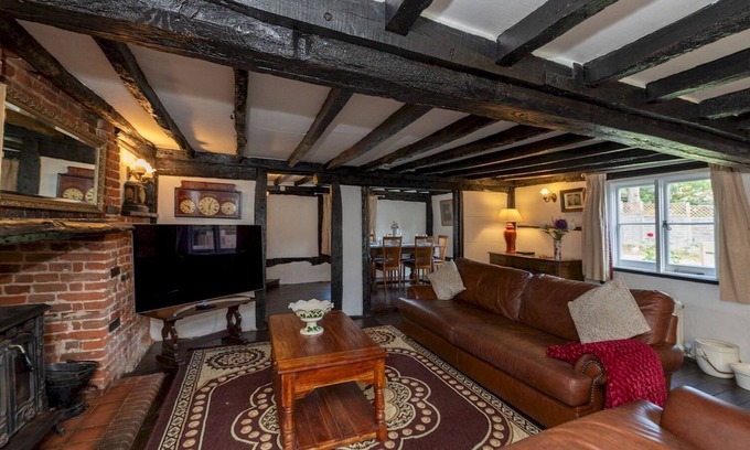 Wokingham Casa | Pass the Keys | Quaint 16th Century Cottage near Wokingham Centre