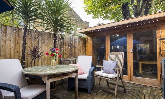 North Kensington Casa | Pass the Keys | Snoopys Themed London Home