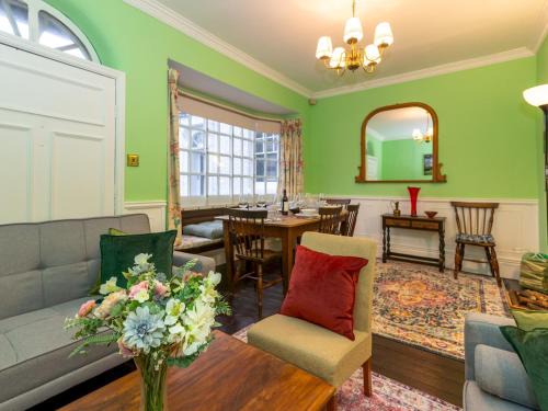 Church Stretton Casa | Pass the Keys Spacious home sleeps 9 - walker cyclist retreat