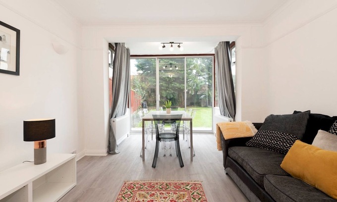 Tolworth Casa | Pass the Keys | Spacious serenity, free parking