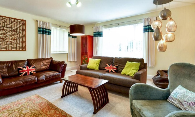 Barry Casa | Pass the Keys Spacious 4 Bedroom home with Parking Garden