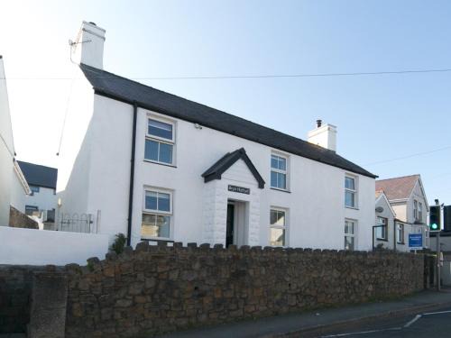 Menai Bridge Casa | Pass the Keys Spacious Cottage in central Benllech with parking
