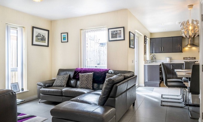 Ormeau Casa | Pass the Keys | Spacious 3BR Home | Parking | Cafes & Restaurants