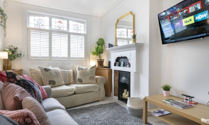 Belfast City Centre Casa | Pass the Keys | Spacious Home Rooftop Terrace Cafes Bars