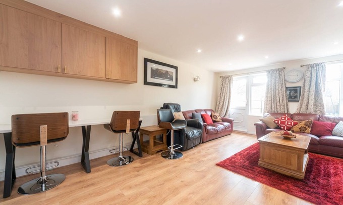Thamesmead Casa | Pass the Keys | Spacious Cosy Home Close To London Abbey Wood